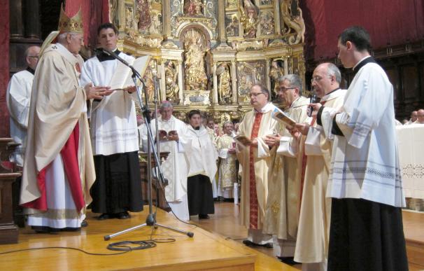 El obispo Luis Argüello invita a los políticos a pedir "algo más que el voto" y les ofrece la "catolicidad del corazón"