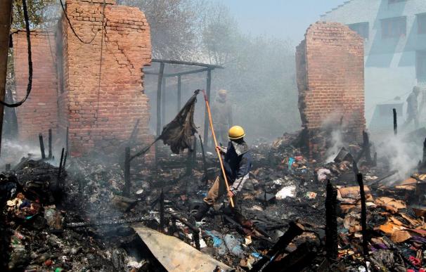Al menos 10 muertos al incendiarse una fábrica de zapatos en Nueva Delhi
