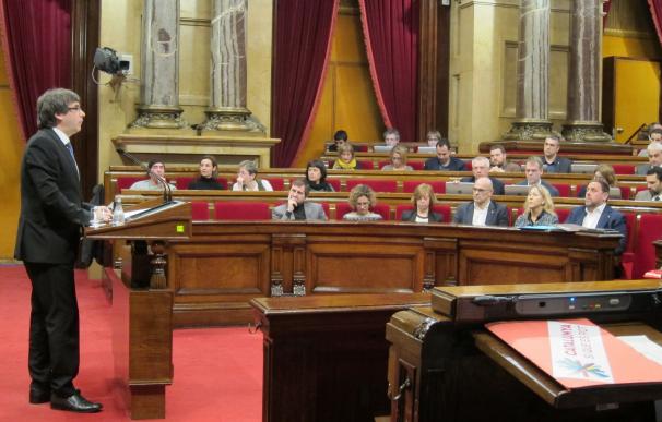 Puigdemont apoya al Parlament ante medidas del TC que "empequeñecen el debate democrático"