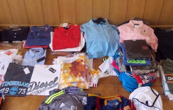 La Guardia Civil interviene más de un centenar de prendas falsificadas en el mercadillo de La Zarza (Badajoz)