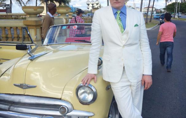 Conan O'Brien en La Habana posando al estilo de Alec Guinness en 'Our Man In Havana'
