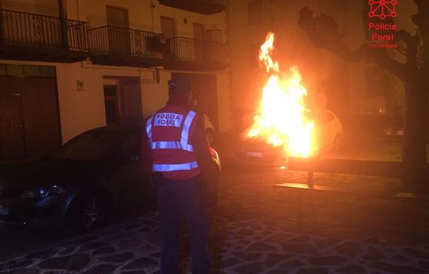 Policía Foral y bomberos intervienen esta madrugada por la presencia de un coche en llamas en Elizondo