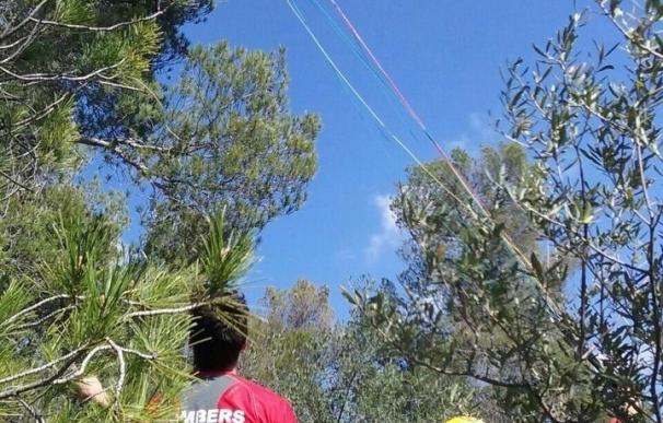 Rescatado un hombre que se había quedado enganchado a un árbol mientras realizaba parapente en Bunyola