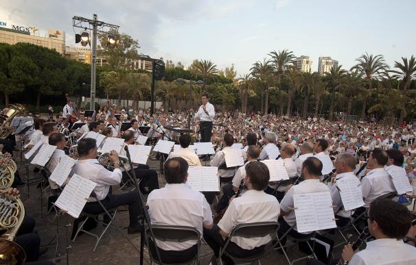 La Banda Municipal de Valencia celebra la llegada del verano con un recital gratuito en la Plaza de la Virgen