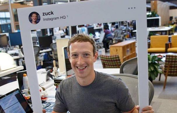 ¿Qué esconde la foto del creador de Facebook que ha revolucionado las redes?