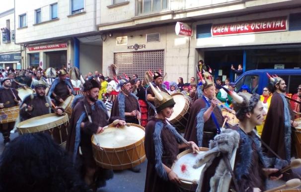 Verín celebra su tradicional desfile de carrozas cargado de sátira política, con Trump e Urdangarín como protagonistas