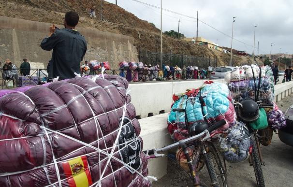 Porteadores marroquíes solo podrán llevar bultos de hasta 60 centímetros de lado por el nuevo paso fronterizo de Ceuta