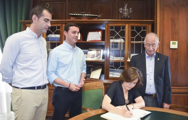 Soraya Sáenz de Santamaría firma en el Libro de Honor de la Diputación de Almería