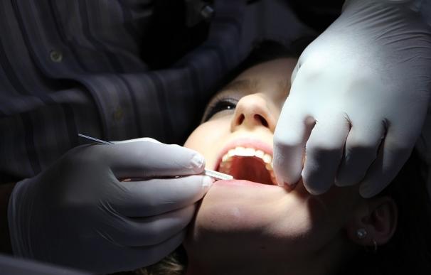 Los odontólogos catalanes alertan de que solo la mitad de la población va al dentista