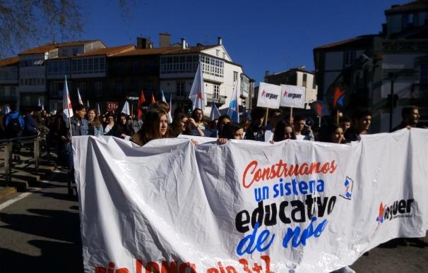 (AM) Cientos de alumnos protestan en toda Galicia para exigir la derogación de la Lomce