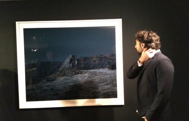 Juan Fabuel se zambulle en el Mediterráneo con 36 fotos iluminadas por la Luna que invitan a "seguir buscando"