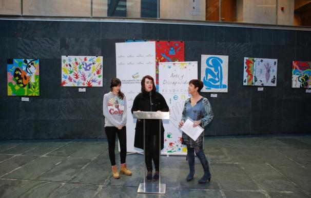 El Parlamento de Navarra exhibe una exposición de la fundación Atena que promueve el arte en personas con discapacidad