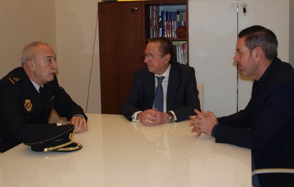 De Llera recibe al nuevo jefe superior de Policía de Andalucía Occidental y ambos manifiestan su voluntad de colaborar