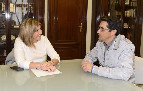 Irene García y el alcalde de Puerto Serrano repasan actuaciones de la Diputación en la localidad