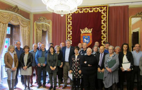 El Ayuntamiento de Pamplona homenajea a los funcionarios jubilados y a los fallecidos en 2016