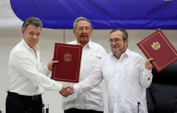 El Gobierno de Colombia y las FARC firman un histórico alto el fuego
