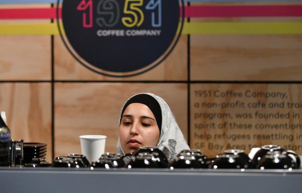 Varios refugiados sirven café en EEUU y dan una gran lección de vida