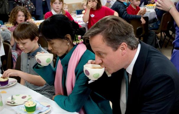 Cameron tomando una taza de té