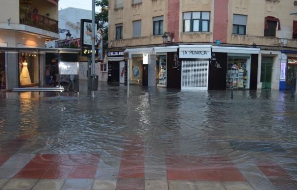 La rotura de una tubería en el centro de Ciudad Real provoca la inundación de varias calles