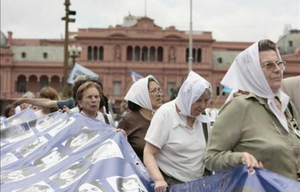 Las Madres y Abuelas de Plaza de Mayo.