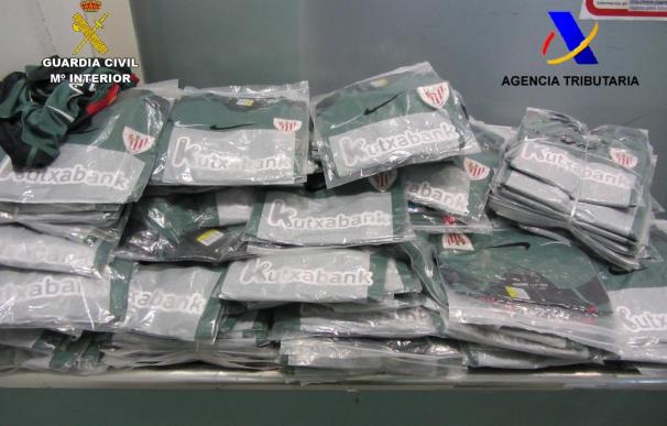Incautan 241 camisetas falsificadas del Athletic en el aeropuerto de Bilbao