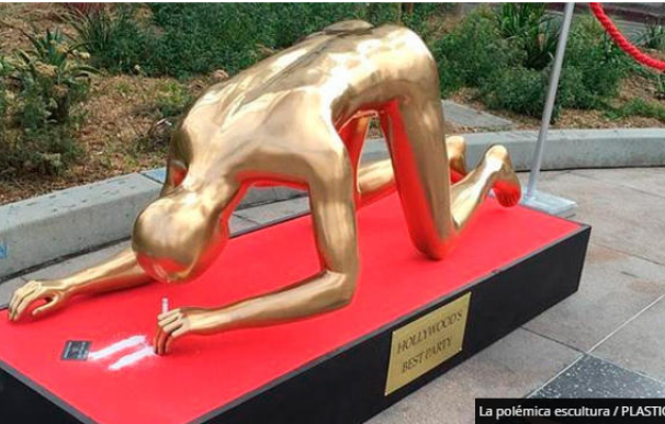 Polémica escultura de un Oscar esnifando cocaína