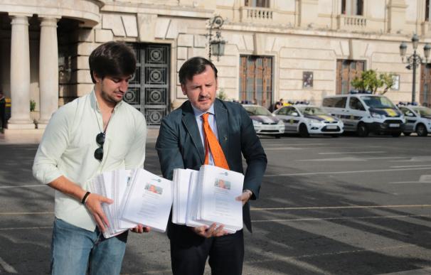 HazteOir entrega 250.000 firmas en el Ayuntamiento de Valencia para evitar la reprobación al cardenal Cañizares