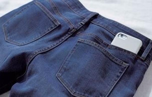 Muji lanza unos pantalones vaqueros con un bolsillo especial para guardar el 'smartphone'