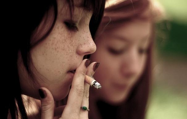 Las mujeres jóvenes y con bajo nivel educativo son las personas que más fuman