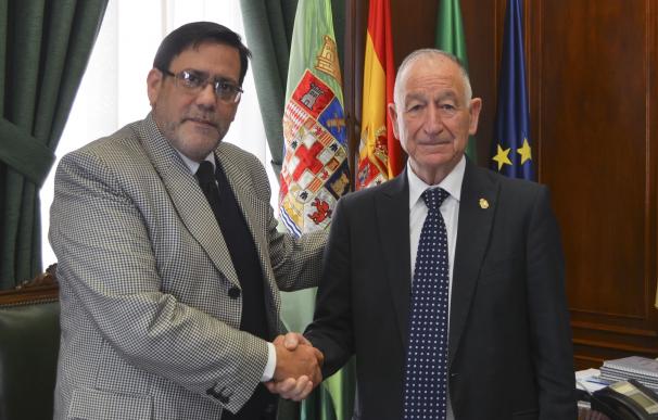 El cónsul de Cuba en Sevilla, Alejandro Castro Medina, visita la Diputación de Almería