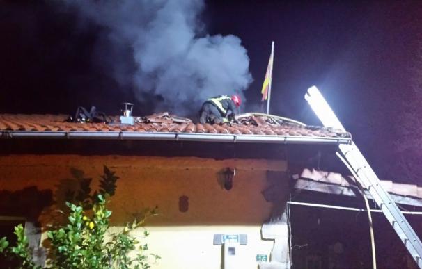 Extinguido un incendio en el desván de una casa en Saro