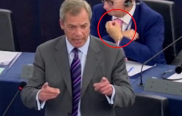 El grosero gesto del amigo de Farage en el parlamento de Estrasburgo