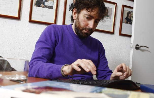Sánchez Arévalo llevó a la sede del PP dos de las películas nominadas y su cinta 'Azuloscurocasinegro'