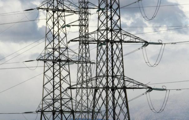 El precio de la electricidad cae hoy un 7,3%, hasta 44,25 euros por MWh, y toca un nuevo mínimo del año