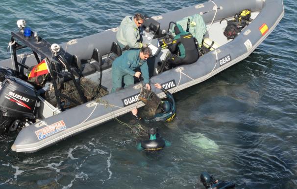 La Guardia Civil denuncia a una persona y localiza 17 nasas para pescar moluscos y mariscos junto al Acuario de Gijón
