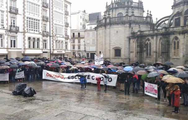 Medio millar de personas se concentran ante el Obispado de Lugo para rechazar el traslado del cura de Friol