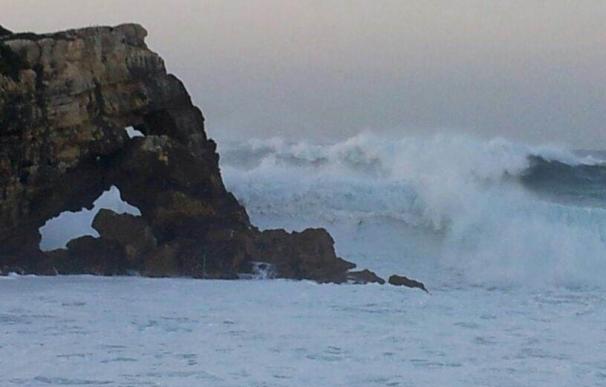 Las rachas de viento superan los 110 km/h y las olas alcanzan los 7,6 metros en Cantabria