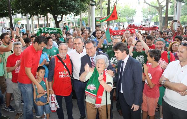 Centenares de personas se concentran para pedir la continuidad del Club Baloncesto Sevilla