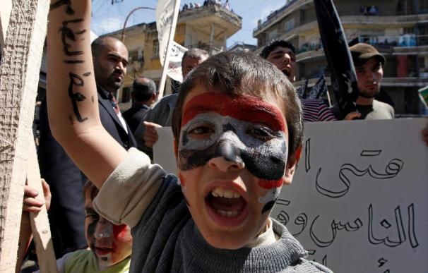 Partidarios de un grupo radical suní se manifiestan en el norte del Líbano en apoyo al pueblo sirio