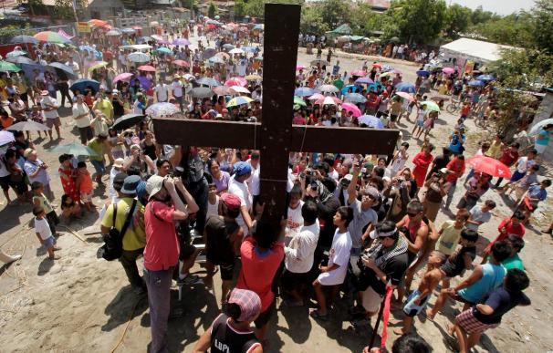 Decenas de filipinos crucificados en Viernes Santo