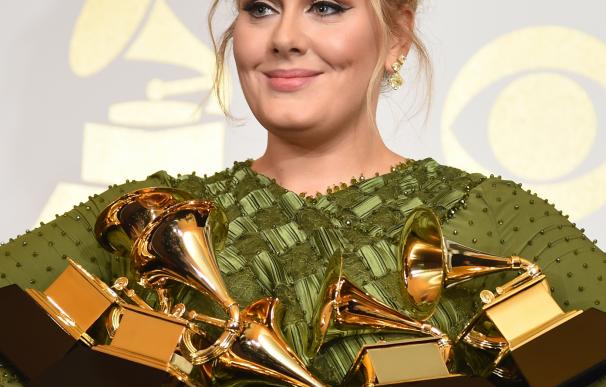 Adele con cinco premios Grammy