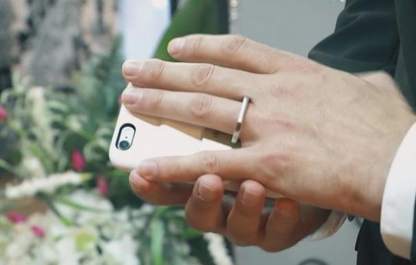 El hombre se casó con su móvil.