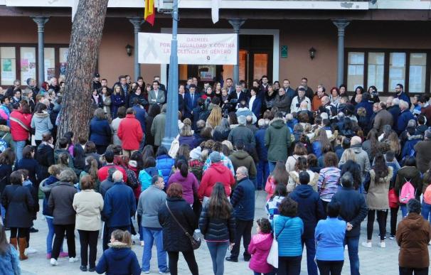 Alrededor de medio millar de personas rechazan la violencia género con un minuto de silencio en Daimiel (Ciudad Real)