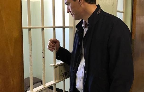 Pedro Sánchez visita la celda de Mandela, "un ejemplo para todos", que "logró unir" a su país desde "la fraternidad"