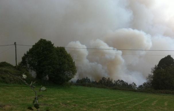 Los medios aéreos trabajan para apagar el incendio de las Fragas do Eume