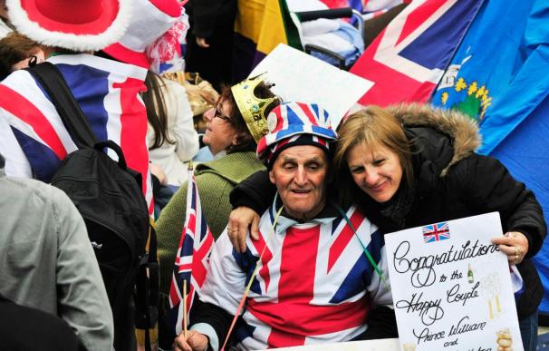 Las banderas adornan Londres y la gente acampa para ver a los recién casados