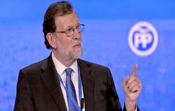 Rajoy rechaza que busque equilibrio entre Cospedal y Santamaría: "Lo han hecho muy bien, ¿por qué tengo que cambiarlas?"