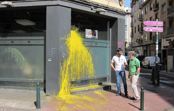 Las sedes de IU Aragón, CC.OO. y UGT amanecen con pintadas