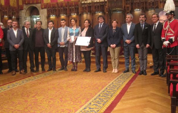 Colau entrega a Muriel Casals la Medalla d'Or póstuma y elogia con Puigdemont su legado