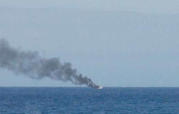 Un marinero desaparece en el incendio de un barco que remolcan hacia el puerto lucense de Burela
